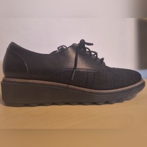 Clarks 5 1/2 Black Oxfords Plaid Toe